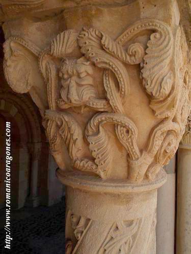 DETALLE DE LEONES Y VOLUTAS